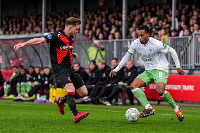 Santiago Giménez sigue sin anotar y es tercero en la tabla de goleo de la Eredivisie