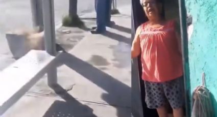 VIDEO: 'Lady Banquetas' corre a las personas que esperan el camión afuera de su puerta