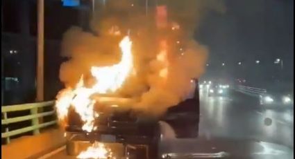 VIDEO: Camioneta se incendia en el Segundo piso del Periférico y genera caos