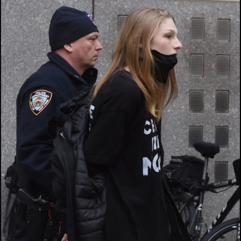 Hunter Schafer y 50 Personas Más Arrestadas en Nueva York