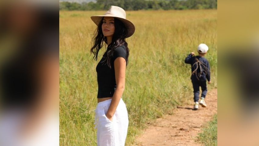 "Eso es abuso": Sarah Kohan, ex del 'Chicharito', besa a su hijo en la boca y la destrozan