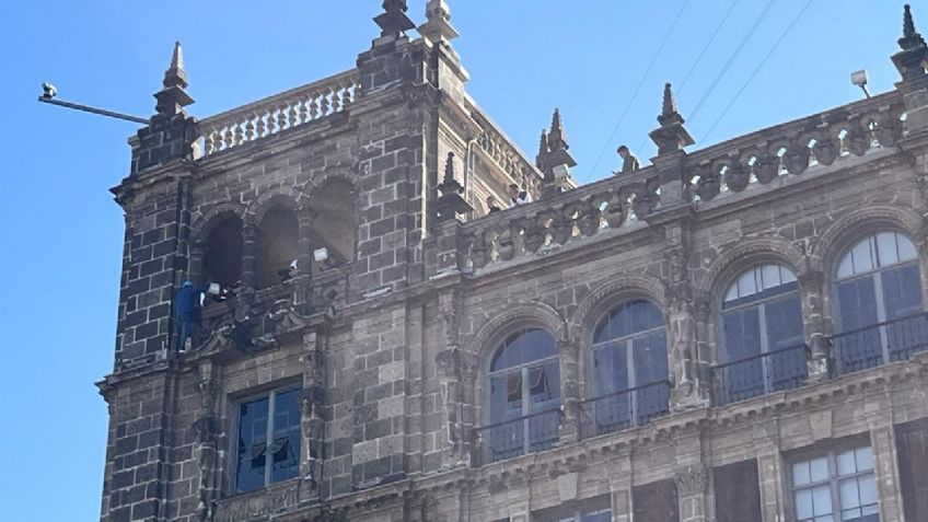 Dispuesto a quitarse la vida, cuerpos de emergencia rescatan a hombre en edificio de Gobierno