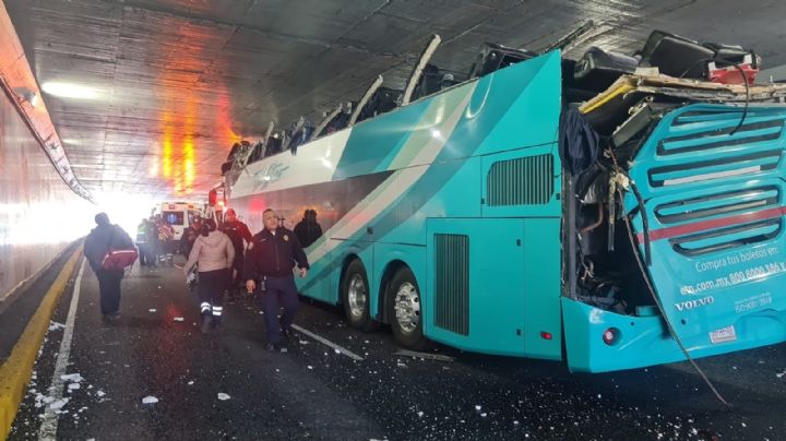 Caos en el Viaducto Miguel Alemán: Autobús se atora en bajo puente de División del Norte
