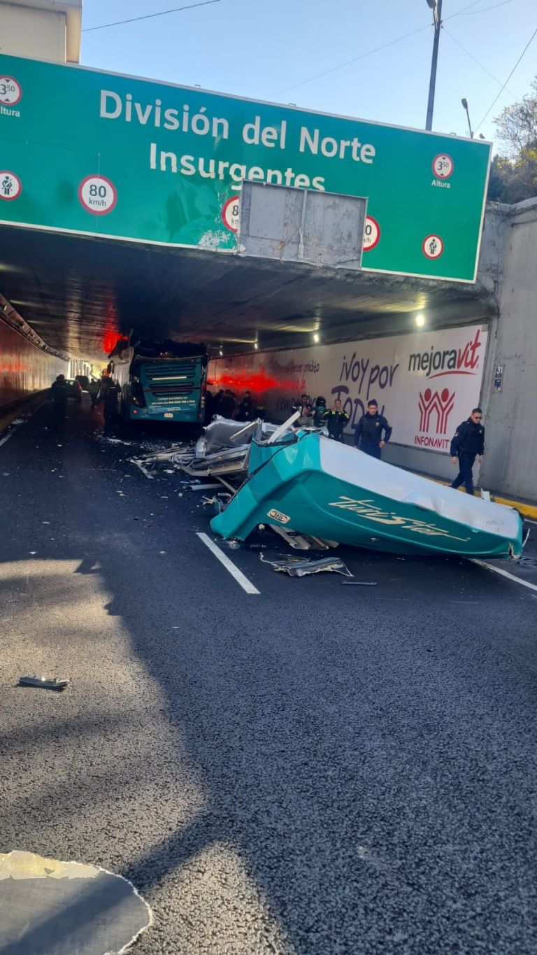 Autobus se atasca en el Viaducto