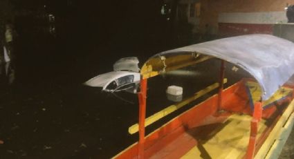 Despiste total: Automóvil termina al fondo del canal Caltongo, en la alcaldía Xochimilco