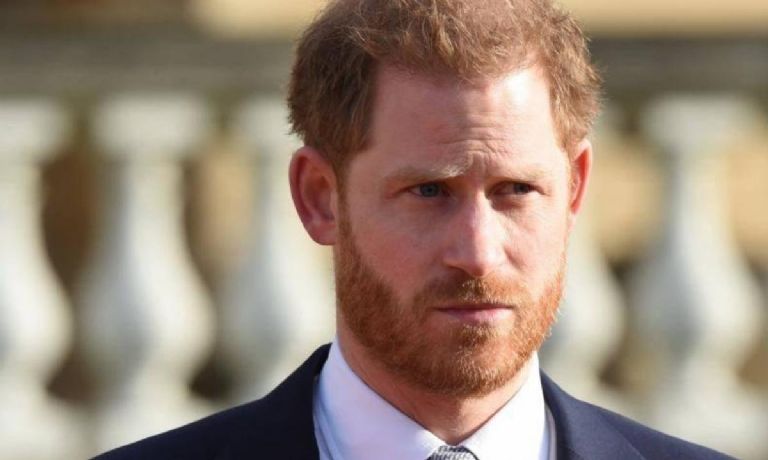 El Príncipe Harry llega a Londres