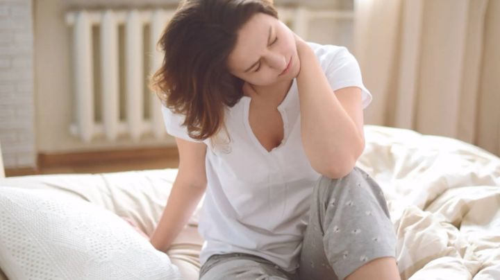 Dolor de cuello: 2 sencillos gestos de un fisioterapeuta para aliviar la tensión