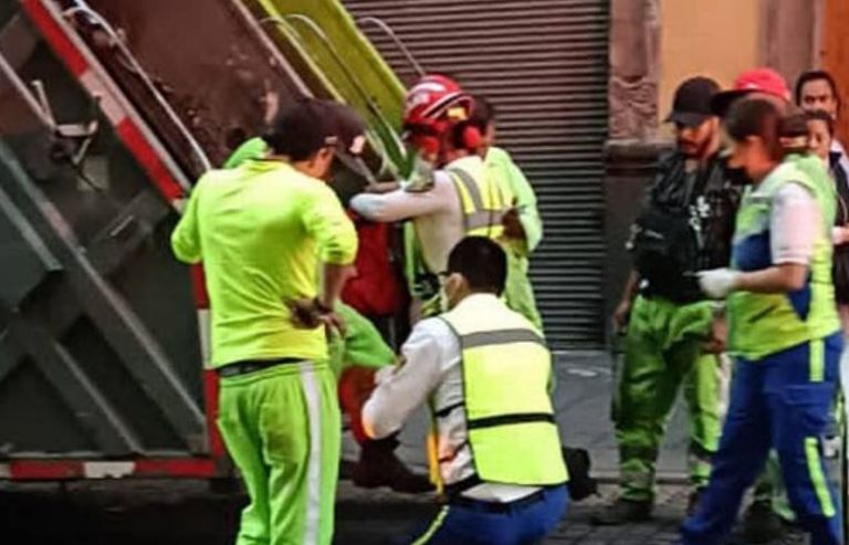 Trabajador prensado por camión de basura