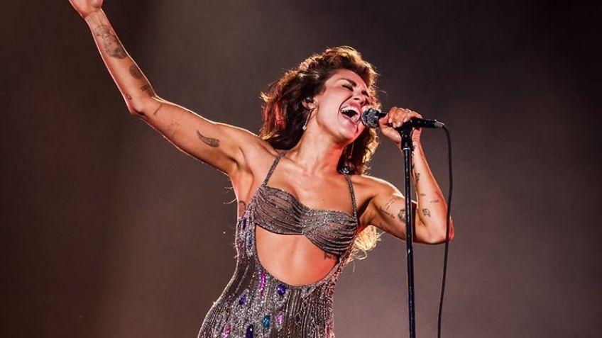 Miley Cyrus hace broma sobre olvidar su ropa interior al cerrar su discurso en los Grammy