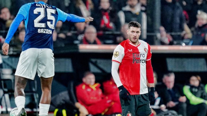 Santiago Giménez, mal y de malas; tres partidos sin anotar, pero apoyado por su técnico