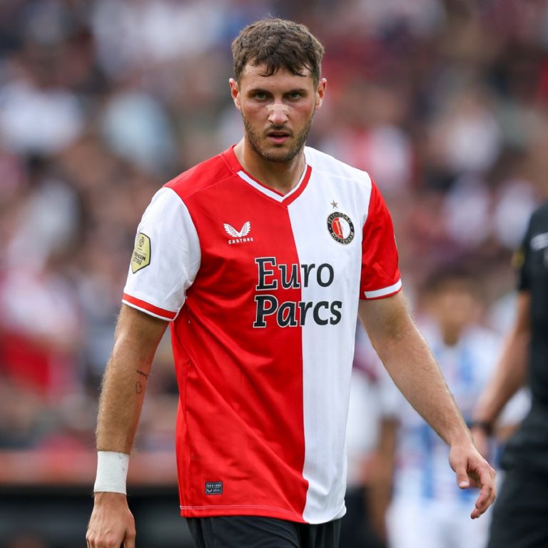 Santiago Giménez sufre en el Feyenoord