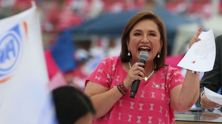 Xóchitl Gálvez firma un documento con su sangre; promete no eliminar beneficios sociales