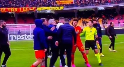 VIDEO: Roberto D'Aversa, DT de Lecce, propina un golpe con la cabeza a jugador del Hellas