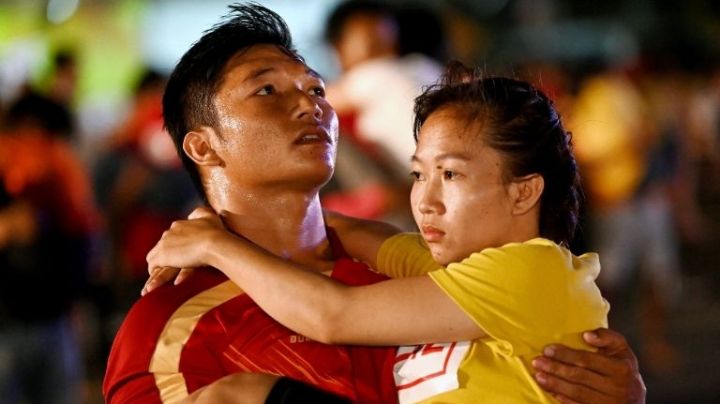 Rompiendo récords: Cientos de hombres cargan a mujeres en Camboya y lograron esto