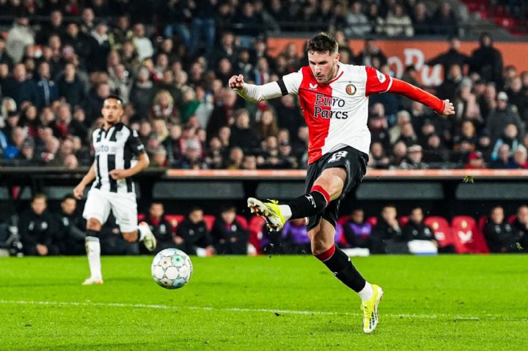Gol de Santiago Giménez contribuye en la victoria de Feyenoord sobre Heracles (VIDEO)