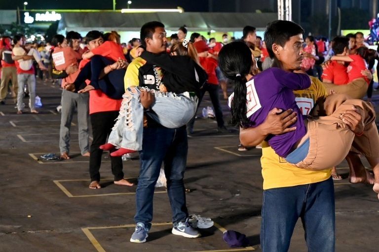 Rompiendo Récords: Cientos de Hombres Cargan a Mujeres en Camboya