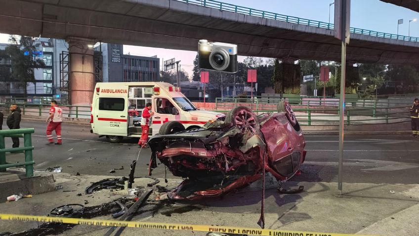 Imágenes fuertes: Fuerte accidente deja dos muertos sobre Periférico; salieron volando