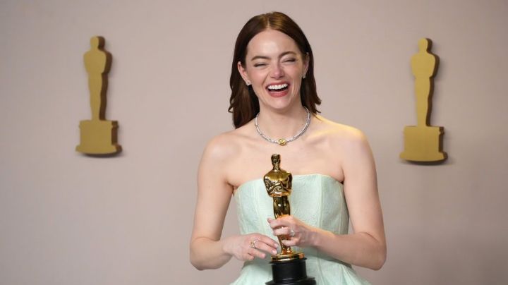 Emma Stone experimenta mal funcionamiento del vestuario durante su discurso en los Oscars