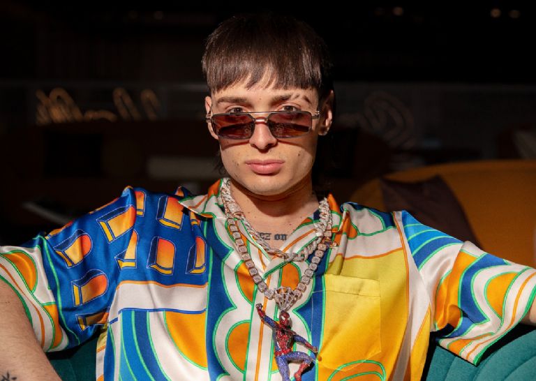 Peso Pluma sorprende a fan con conmovedor regalo