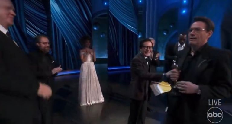 Robert Downey Jr. causa controversia en los Oscar 2024 al ignorar a Ke Huy Quan