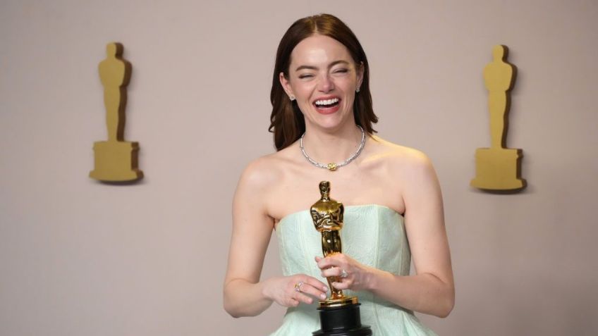 Emma Stone experimenta mal funcionamiento del vestuario durante su discurso en los Oscars