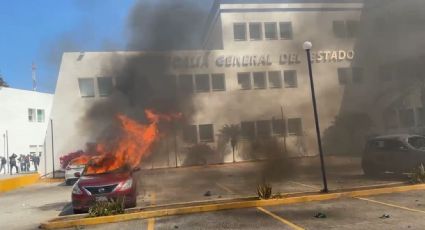 Normalistas se salen de control: lanzan petardos y bombas Molotov a Fiscalía de Guerrero