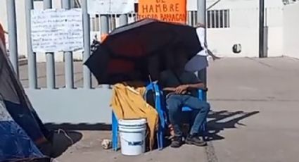 Derechohabiente inicia huelga de hambre y se encadena afuera del IMSS en Guaymas