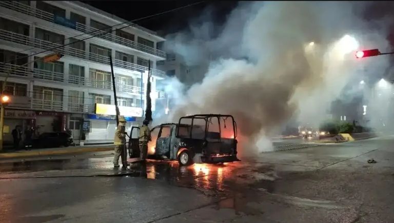 Queman patrulla tras asesinato de normalista a manos de policías. Foto: Facebook