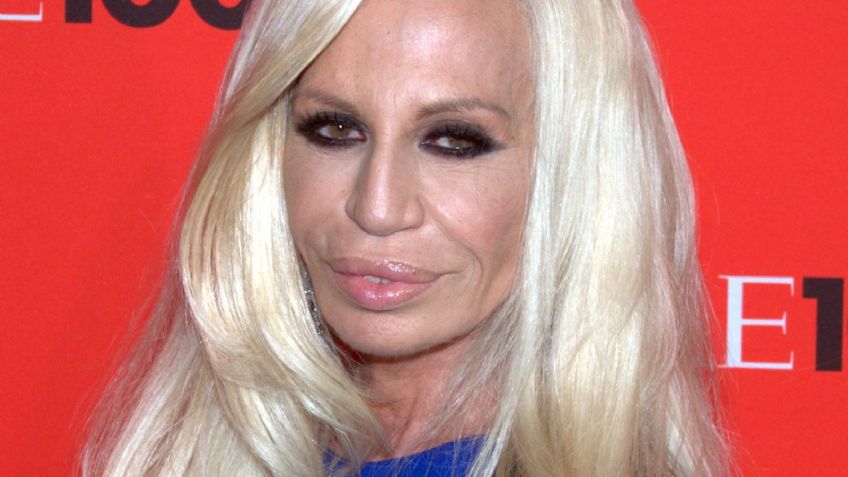 Donatella Versace se queda atrapada en ascensor antes de evento benéfico