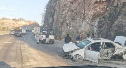 Caos en la Autopista México-Querétaro por accidente de tráiler y vehículo particular