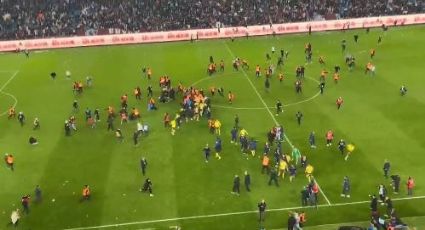 VIDEO: Aficionados de Trabzonspor ingresan al campo para agredir a jugadores en Turquía