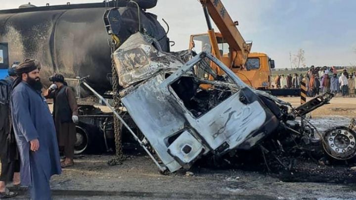 21 muertos y 38 heridos en accidente en Afganistán; los autos quedaron carbonizados