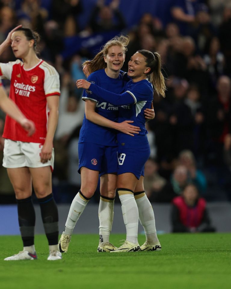Insólito: Arsenal Femenil tuvo que jugar con calcetas compradas en tienda del Chelsea