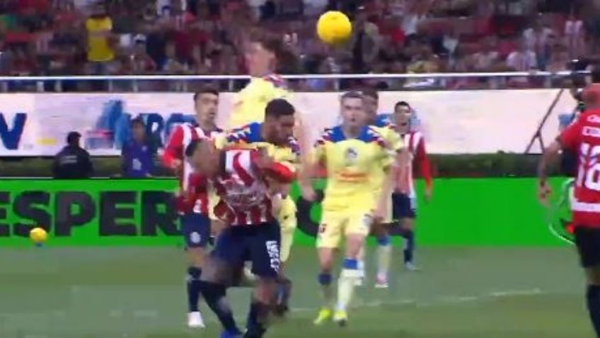 Revelan audios del VAR en polémica jugada de 'Piojo' Alvarado en el Clásico contra América