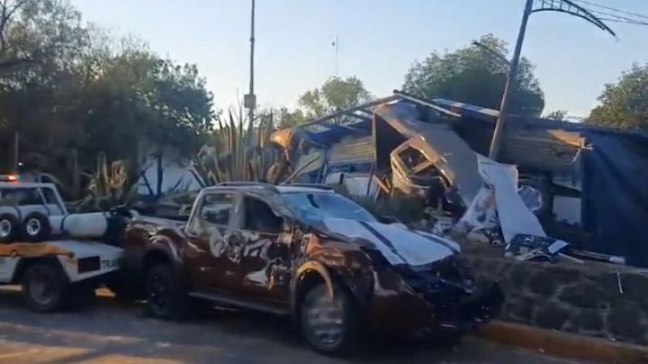 Tráiler nodriza genera caos en Insurgentes Sur tras sufrir volcadura; no hay lesionados