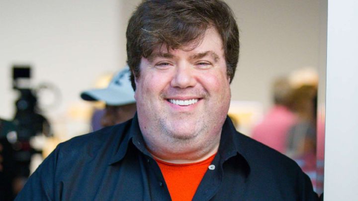 Exasistente de Dan Schneider critica al showrunner como un "imbécil" en medio de controversias