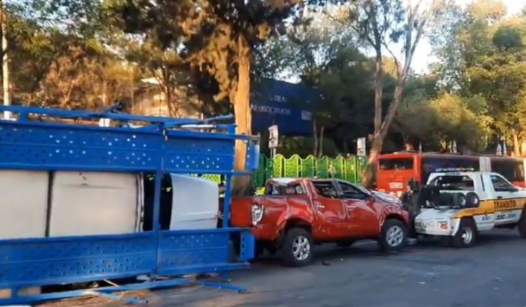 Tráiler nodriza sufre volcadura en Insurgentes Sur