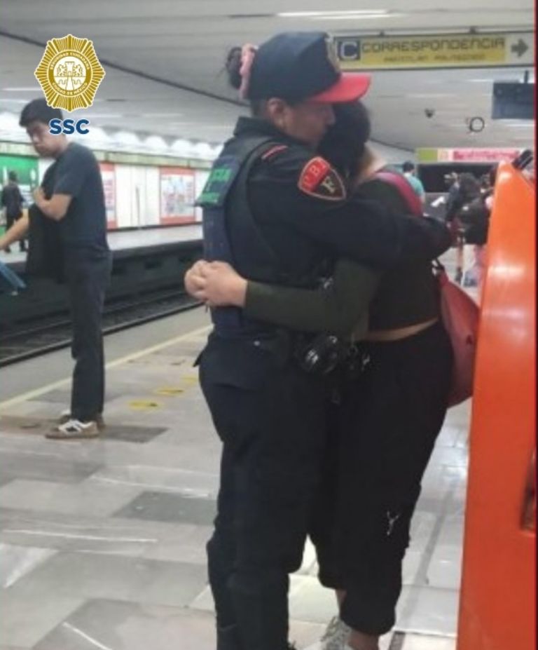 Menor se encuentra con su familia en el Metro La Raza