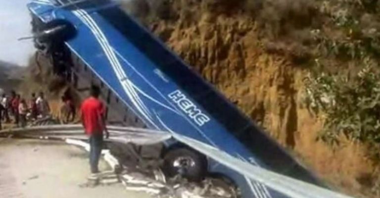 Los equipos de emergencia trabajan para retirar la unidad volcada