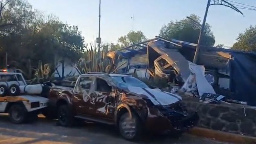 Tráiler nodriza genera caos en Insurgentes Sur tras sufrir volcadura; no hay lesionados