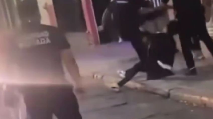 VIDEO: Cadeneros de bar en Guanajuato patean en la cabeza a joven; quedó inconsciente