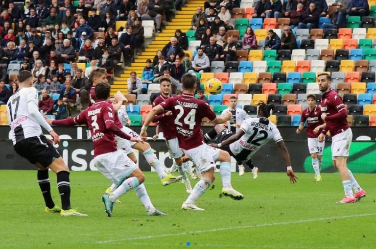 Guillermo Ochoa recibe un golazo y Salernitana se conforma con el empate ante Udinese