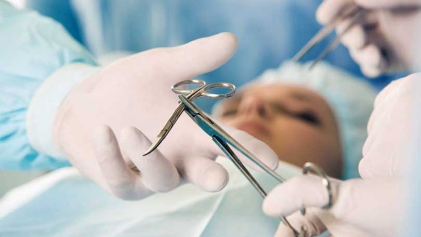 Famosa conductora de TV podría quedar paralítica tras peligrosa operación quirúrgica