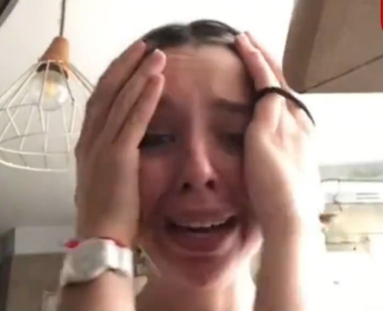 Joven argentina explota en llanto por corte de honguito