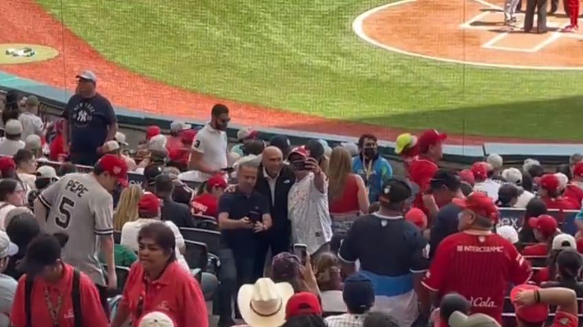 Sorprende presencia del padre de 'Checo' Pérez en un evento de béisbol