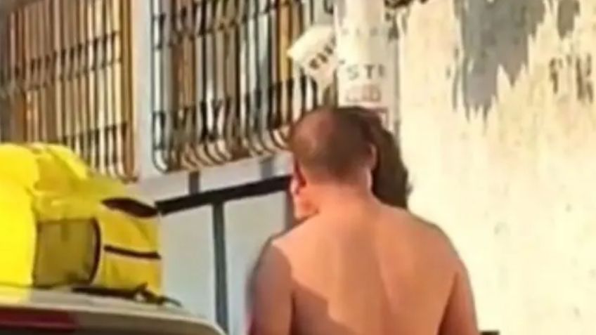 (VIDEO) Violencia tras partido de fútbol: Hombre patea a su pareja afuera de las canchas