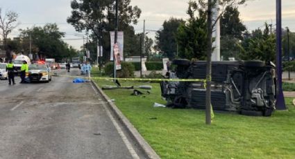 Auto atropella a peatón y vuelca en Anillo Periférico; encuentran latas de cerveza en el vehículo