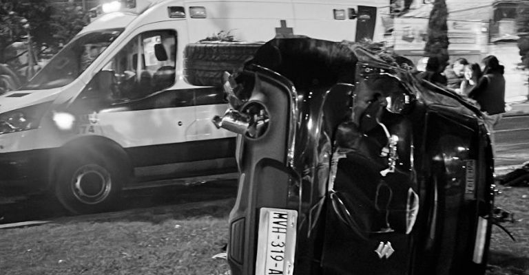 Trágico Accidente en Anillo Periférico: Auto Atropella a Peatón y Vuelca; Encuentran Latas de Cerveza en el Vehículo