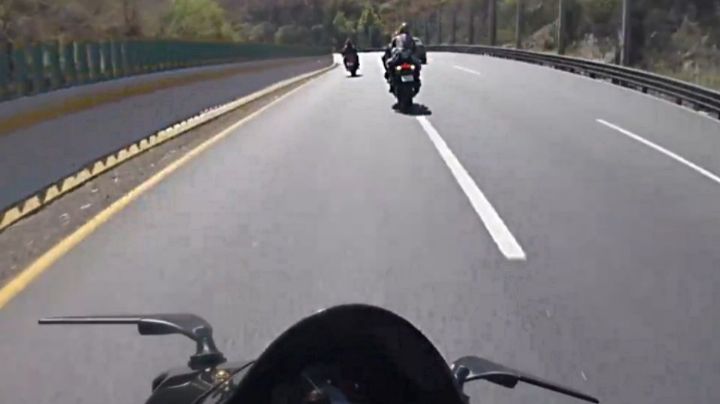 Impactante choque de motociclistas en la curva de la México-Cuernavaca: FUERTES IMÁGENES