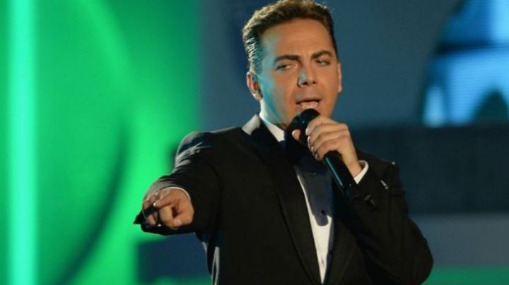Cristian Castro se decide a terminar la preparatoria; así es como alumno